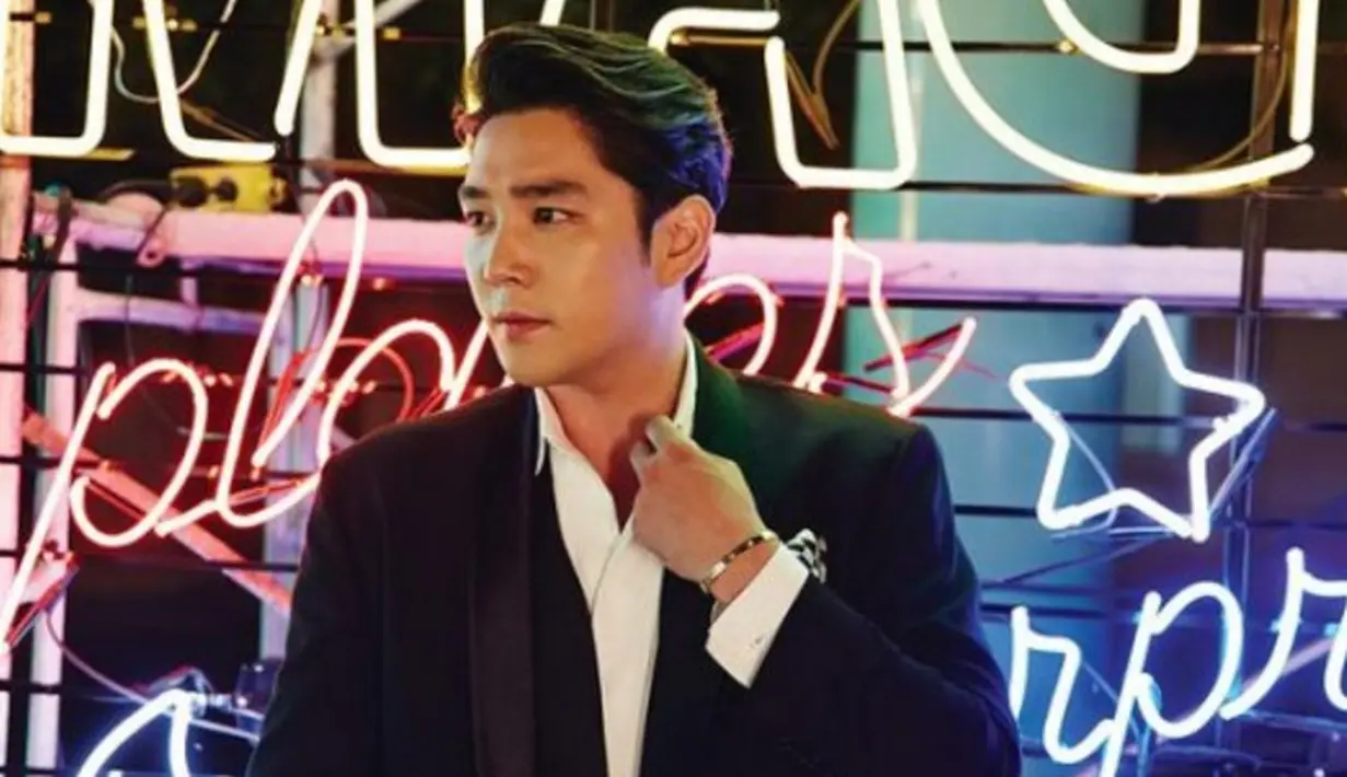 Kangin Super Junior harus berurusan dengan polisi lantaran mengemudi saat mabuk. Ia menabrak sesuatu di sebuah mini market di kawasan Gangnam. Karena kasus itu, ia pun memutuskan untuk hiatus. (Foto: soompi.com)