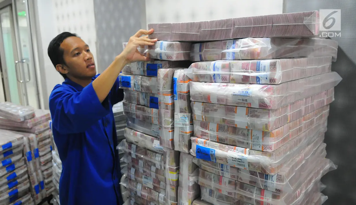 Karyawan memeriksa pasokan uang di Cash Pooling Bank Mandiri, Jakarta, Kamis (9/5/2019). Bank Mandiri menyiapkan uang tunai untuk mengantisipasi kenaikan kebutuhan di masyarakat saat Ramadan dan jelang Idul Fitri 2019. (Liputan6.com/Angga Yuniar)