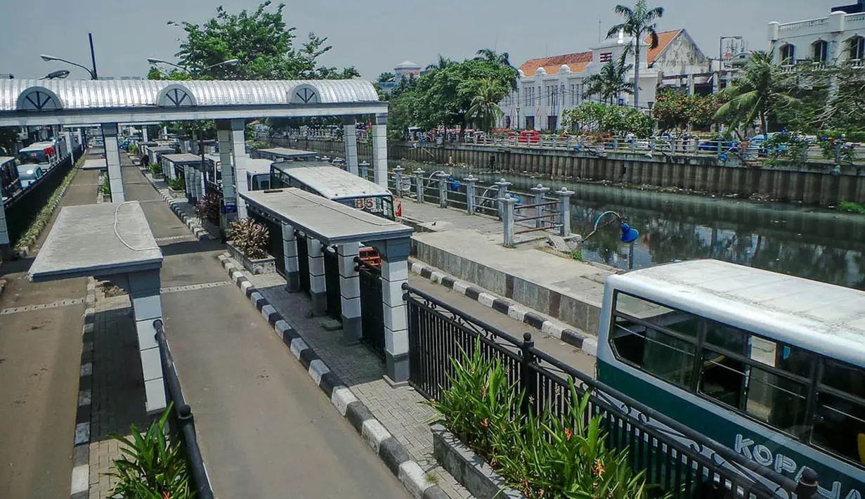 Terminal bus yang sudah direvitalisasi sejak Maret 2014, hingga kini belum beroperasi secara maksimal, Jakarta, (9/9/14). (Liputan6.com/Faizal Fanani)