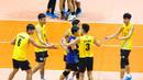 Pemain Timnas Voli Putra Vietnam saling memberikan semangat satu sama lainnya setelah dikalahkan Timnas Voli Putra Indonesia dalam pertandingan putaran kedua SEA V League 2023 yang berlangsung di Santa Rosa Sports Complex, Filipina, Jumat (28/07/2023). (Dok. avcvolley)
