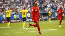 Gelandang Inggris, Dele Alli, merayakan gol yang dicetaknya ke gawang Swedia pada laga perempat final Piala Dunia di Samara Arena, Samara, Sabtu (7/7/2018). Inggris menang 2-0 atas Swedia. (AP/Matthias Schrader)