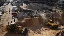 Sebelumnya, pada Minggu 26 Oktober 2025, Israel mengizinkan tim dari Mesir dan Komite Internasional Palang Merah (ICRC) untuk memasuki Jalur Gaza guna mencari jenazah sandera. (AP Photo/Jehad Alshrafi)