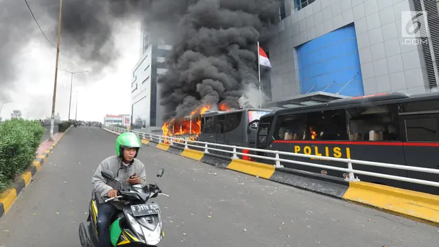 Bus Polisi Terbakar di Dekat Fly Over Slipi
