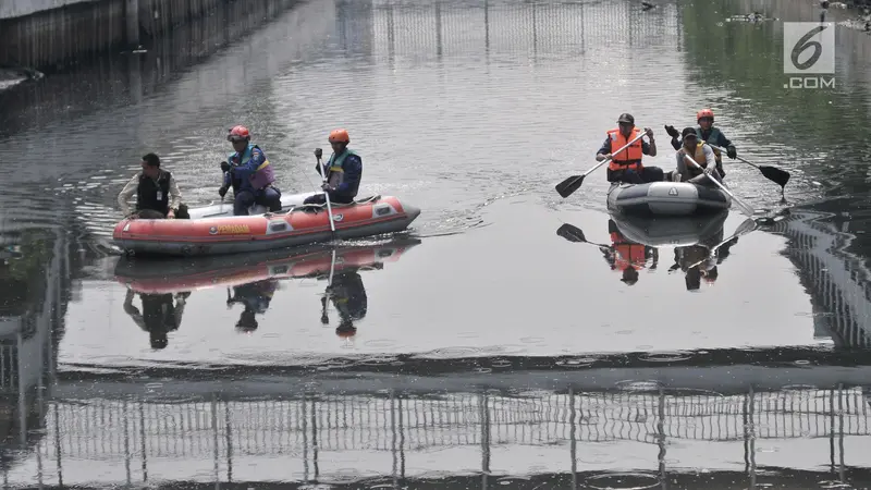 Pencarian Buaya di Kali Grogol Jakarta