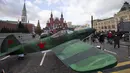 Pesawat dan kendaraan militer dipamerkan di museum instalasi terbuka di Lapangan Merah, Moskow, Rusia, 7 November 2020. Tahun ini, parade memperingati 79 tahun parade militer dibatalkan karena pemberlakuan pembatasan guna menghentikan laju penyebaran COVID-19. (Xinhua/Alexander Zemlianichenko Jr)