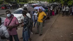 Orang-orang mengantre untuk mendapatkan paspor mereka di luar Departemen Imigrasi &amp; Emigrasi di Kolombo, Sri Lanka, Senin (18/7/2022). Negara kepulauan Samudra Hindia itu dilanda krisis ekonomi yang belum pernah terjadi sebelumnya yang telah memicu ketidakpastian politik. (AP Photo/Rafiq Maqbool)