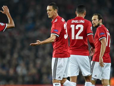 Pemain Manchester United, Nemanja Matic dan Jesse Lingard merayakan kemenangan atas Benfica pada laga Liga Champions di Stadion Old Trafford, Selasa (31/10/2017). Manchester United menang  2-0 atas Benfica. (AFP/Oli Scarff)