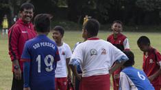 Pelatih Bali United, Indra Sjafri, mencari bakat-bakat pesepak bola muda Tangerang dengan memantau latihan mereka di Lapangan MAN Insan Cendikia, Tangerang, Jumat (8/1/2016). (Bola.com/Vitalis Yogi Trisna)