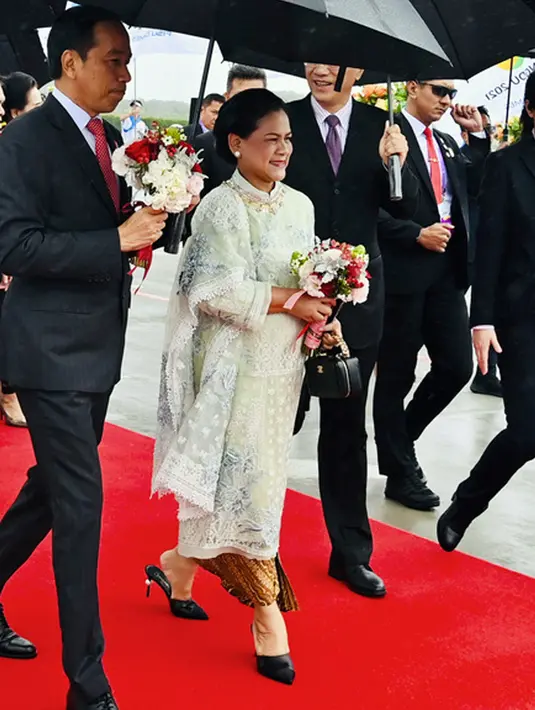 <p>Ketibaan Presiden Jokowi dan Ibu Negara Iriana juga disambut meriah oleh sejumlah pelajar yang berbaris mengantarkan keduanya menuju kendaraan. (Jiang Hongjing/Xinhua via AP)</p>