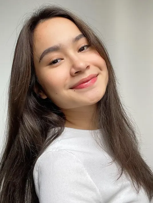 Senyum manis juga dimiliki oleh Satine Zaneta. Tak heran banyak yang terpukau akan kecantikan Satine Zaneta. Pelantun lagu Utuh pun selalu banjir pujian dari netizen yang menyebut Satine kian menawan saja gaya penampilannya. (Liputan6.com/IG/@satinezaneta)