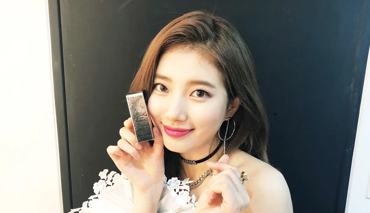Suzy dijuluki sebagai Ratu Iklan setelah ia menghasilkan 10 miliar Won dari iklan pada 2013. Suzy memang mempunyai wajah yang cantik dan menawan, wajar jika ia kerap ditunjuk sebagai bintang iklan. (Foto: instagram.com/skuukzky)