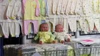 Toko memajang pakaian bayi di Korea Selatan. (dok. JUNG Yeon-Je / AFP)