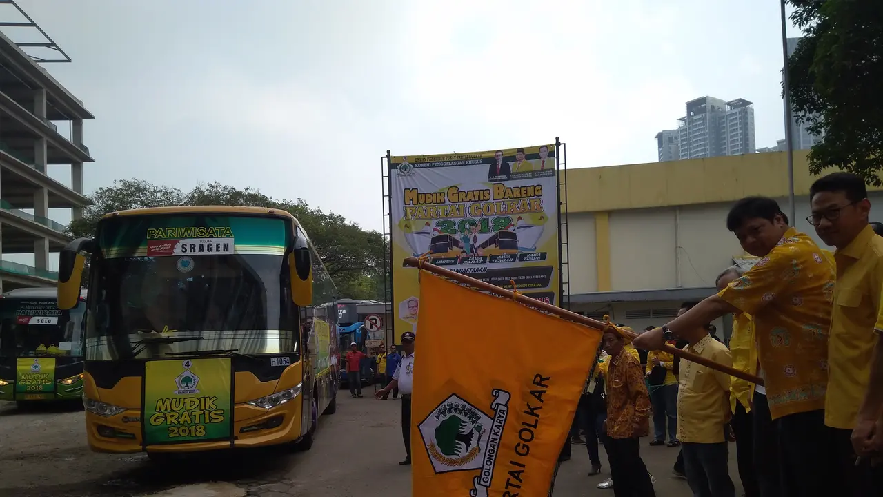 Ketua Umum Golkar, Airlangga Hartarto lepas peserta mudik gratis (Merdeka.com/Muhammad Genantan Saputra)