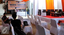 Suasana hari pertama pendaftaran calon Pilkada 2015 di kantor KPU Kota Depok masih terlihat sepi, Jakarta, Minggu (26/7/2015). Diperkirakan para pasangan bakal calon Walikota akan mulai mendaftar diri pada Senin (27/7) besok.(Liputan6.com/Yoppy Renato)