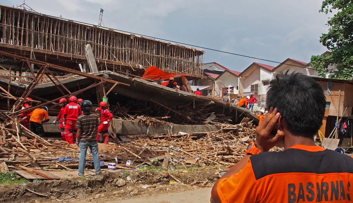 Petugas dan relawan membantu proses evakuasi korban yang tertimbun proyek bangunan yang roboh di Perumahan Cenderawasih Permai, Kecamatan Sungai Pinang, Samarinda, Kalimantan Timur, (3/6/2014). (ANTARA FOTO/Rio Ferdinanto)