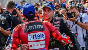 Pedro Acosta (kanan) dari Tim Red Bull KTM Factory Racing yang berada di posisi kedua memberi selamat kepada pemenang Marc Marquez dari Tim Ducati Lenovo setelah sesi sprint di Sirkuit Balaton Park di Balatonfokajar, Hungaria, pada 6 Juni 2026, menjelang Grand Prix MotoGP Hungaria. (FERENC ISZA/AFP)