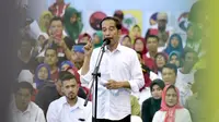 Capres nomor urut 01 Joko Widodo atau Jokowi memberi pidato politik saat kampanye di Probolinggo, Jawa Timur, Rabu (10/4). Jokowi mengatakan yakin ada kejutan dalam Pilpres 2019 di Jawa Timur. (Liputan6.com/Pool/Media Jokowi-Amin)