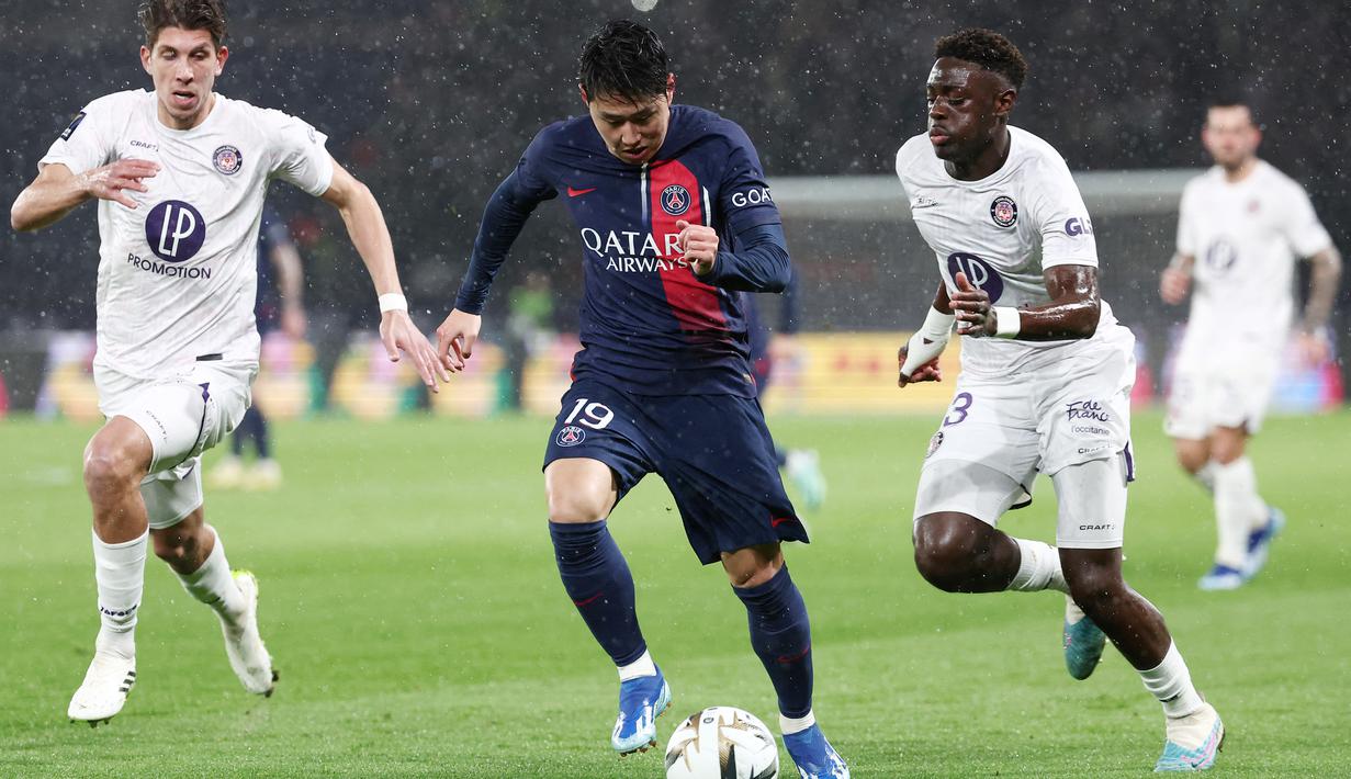 PSG sudah berhasil membuka keunggulan ketika laga baru berjalan tiga menit lewat sontekan bintang asal Korea Selatan, Lee Kang-in meneruskan umpan tarik yang dikirim Ousmane Dembele. (AFP/Franck Fife)