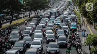 Kendaraan terjebak kemacetan di kawasan Senen, Jakarta, Rabu (29/3/2023). (Liputan6.com/Johan Tallo)
