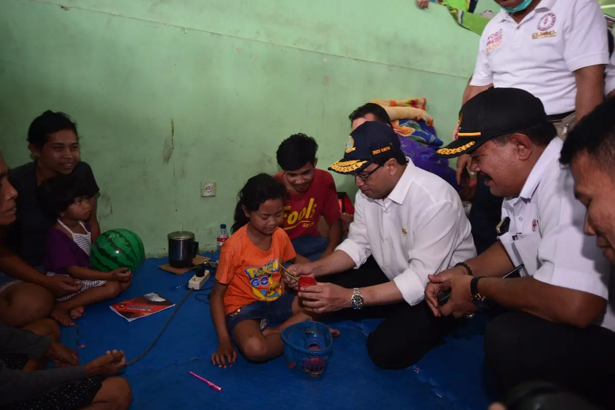 Ke Pengungsian Gunung Agung, Menhub Bagikan Mainan Anak