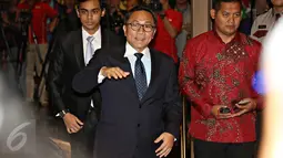 Ketua MPR Zulkifli Hasan tampak menghadiri acara resepsi pernikahan Dwina Michaella, putri Ketua DPR, Setya Novanto yang berlangsung di Hotel Mulia, Senayan, Jakarta, Jumat (4/12). (Liputan6.com/Immanuel Antonius)