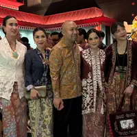 Sederet public figure kenakan kebaya encim saat hadiri pameran Kongsi di Museum Nasional Jakarta. Ada Annisa Pohan hingga Menpar Widi Wardhana yang juga jinjing tas lokal dan tas etnik [@annisayudhoyono]