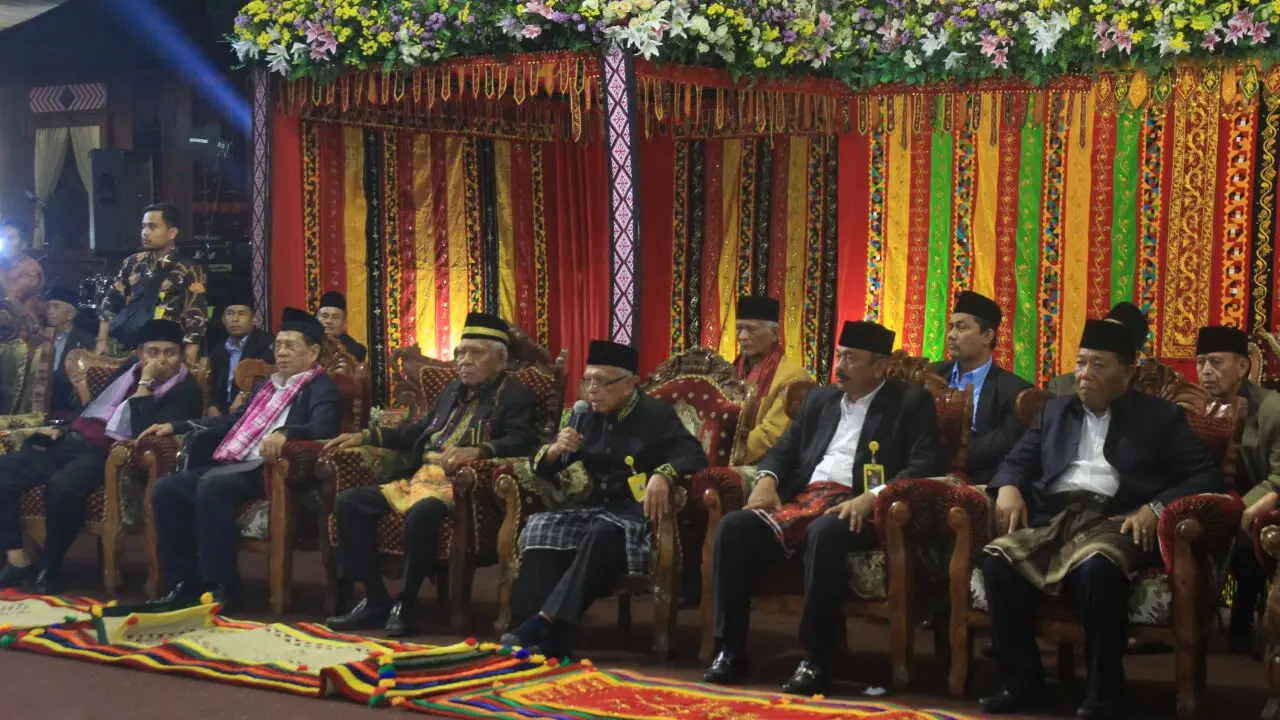 Pelaksanaan maralok-alok untuk mendapatkan persetujuan Raja Pasununan dan raja-raja lainnya.