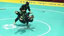 Pesilat Indonesia, Ayu Sidan Wilantari dan Ni Made Dwiyanti, saat beraksi pada Asean Games di Padepokan TMII, Jakarta, Rabu (29/8/2018). Ayu/Made berhasil meraih emas pada nomor seni ganda putri. (Merdeka.com/Imam Buhori)