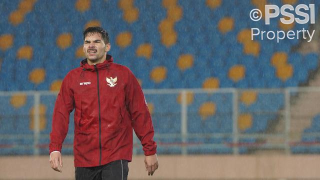 Foto: Timnas Indonesia Gelar Latihan di Bawah Guyuran Hujan Jelang Laga Melawan China di Kualifikasi Piala Dunia 2026