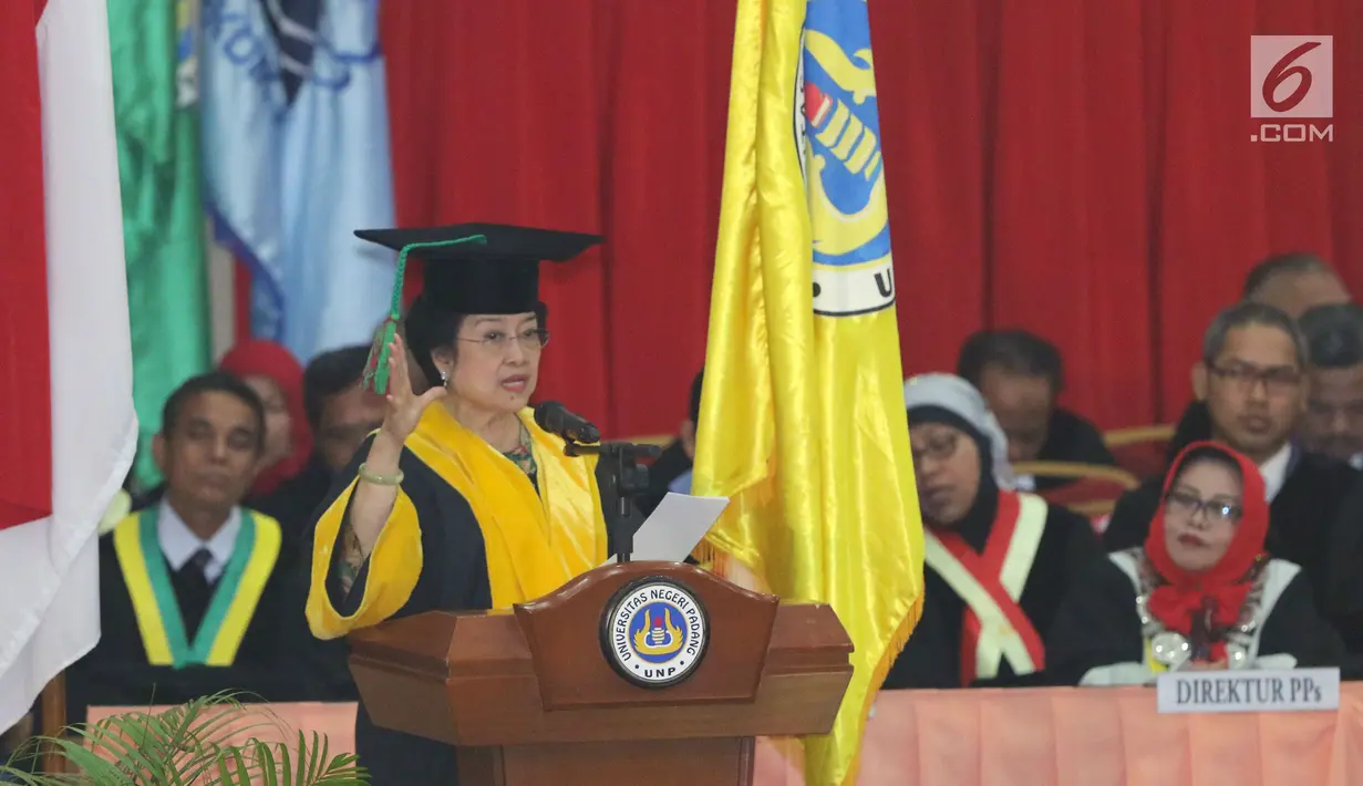 Presiden kelima RI Megawati Soekarnoputri memberi orasi ilmiah saat penganugerahan gelar Doktor Kehormatan di Universitas Negeri Padang, Rabu (27/9). Megawati dianugerahi gelar Doktor Kehormatan bidang Politik Pendidikan. (Liputan6.com/Helmi Fithriansyah)
