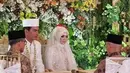 14. Setahun setelah sang istri meninggal dunia, aktor Teddy Syah menikah lagi. Mantan istri Rina Gunawan itu menikahi pengusaha asal Bandung, Anne Kurniasih. Teddy dan Anne menikah pada 27 November di kediaman mempelai perempuan. Kabar pernikahan pasangan ini juga mengejutkan publik dan tak diketahui awak media. [Instagram/nitanitnot02]