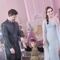 Sesuai dengan tema pesta ulang tahun putrinya, Princess Disney, Shandy Aulia pun tampil totalitas dengan gaun yang dikenakan. [@shandyaulia]