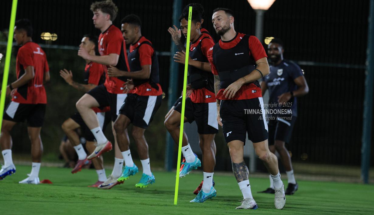 Marc Klok (paling kanan) berserta pemain Timnas Indonesia lainnya tampak serius melakukan sesi latihan di Jedaah, Arab Saudi pada Sabtu (4/10/2025). (Dok. Timnas Indonesia)