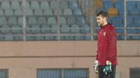Kiper Timnas Indonesia, Maarten Paes melakukan latihan di bawah guyuran hujan menjelang laga Kualifikasi Piala Dunia 2026 melawan China yang berlangsung di Stadion Qingdao Tiantai, China pada Minggu (13/10/2024) malam waktu setempat. (Dok. PSSI)