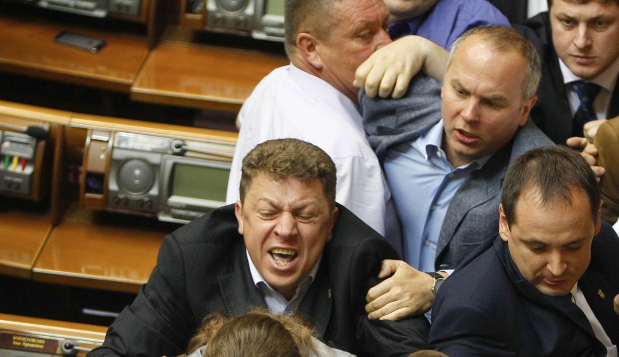 Beberapa anggotanya terlibat saling pukul di depan ruang rapat. Baku hantam. Beruntung adegan itu berhasil dilerai, dan tak memakan korban, Selasa (22/07/2014) (REUTERS/Alex Kuzmin)