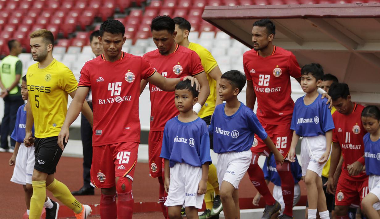 Putra putri dari anggota The Jakmania berjalan saat menjadi Player Escort Kids pada laga Piala AFC 2019 antara Persija Jakarta melawan Ceres Negros di SUGBK, Jakarta, Selasa (23/4). Kesempatan ini diberikan oleh Allianz. (Bola.com/Vitalis Yogi Trisna)