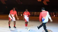 Aksi Presiden Jokowi bermain bola dengan legenda sepak bola Indonesia Jack Komboy dan tiga anak muda Papua pada Pembukaan PON XX Papua yang digelar di Stadion Lukas Enembe Kabupaten Jayapura, Sabtu (2/10/2021) malam. (Biro Pers Sekretariat Presiden)