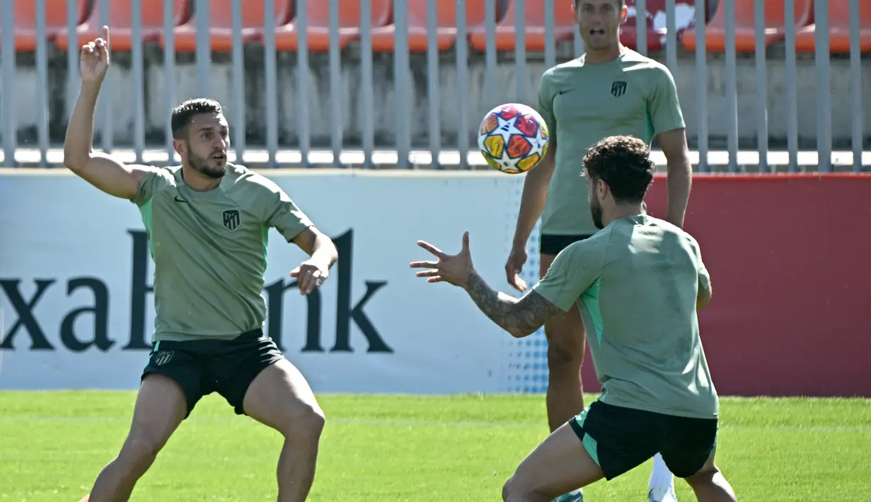 Gelandang Atletico Madrid #06 Koke (kiri) menghadiri sesi latihan menjelang leg kedua perempat final Liga Champions, di tempat latihan klub di Majadahonda, dekat Madrid, Senin (15/4/2024). (JAVIER SORIANO / AFP)