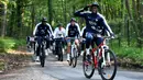 Bek Prancis, Benjamin Mendy, bersepeda di sekitar markas latihan Les Blues di Clairefontaine, Rabu (23/5/2018). Bersepeda merupakan salah satu menu latihan untuk meningkatan kebugaran jelang Piala Dunia 2018. (AFP/Franck Fife)
