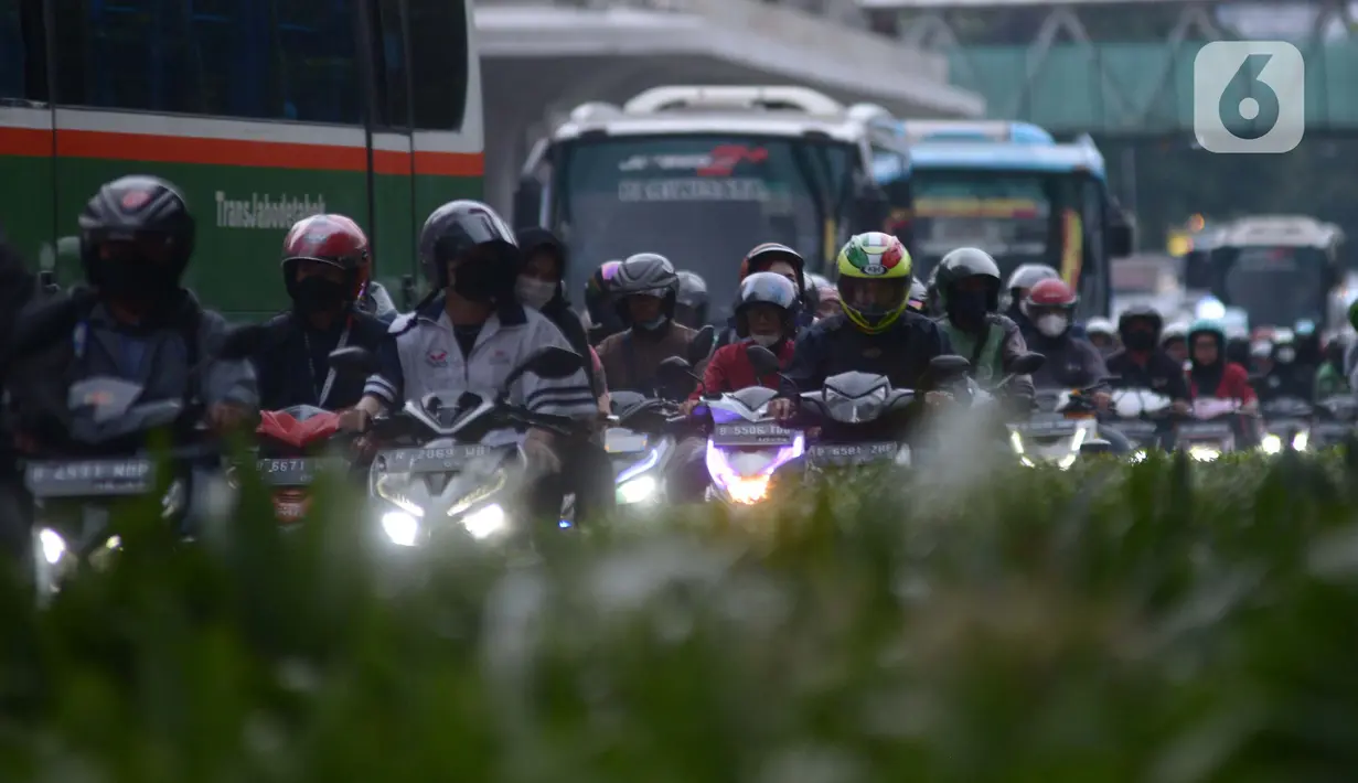Pengendara motor melintas di Kawasan Sudirman, Jakarta, Rabu (30/11/2022). Keputusan Pemerintah Provinsi (Pemprov) DKI Jakarta menaikan upah minimum provinsi (UMP )DKI  pada 2023 sebesar 5.6 persen menjadi Rp 4,9 juta . ditolak pengusaha dan buruh. (merdeka.com/Imam Buhori)