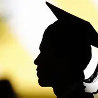 Meski disibukkan dengan kegiatan di dunia hiburan, suami Kim Kardashian dan beberapa artis ini tetap menyelesaikan pendidikannya.