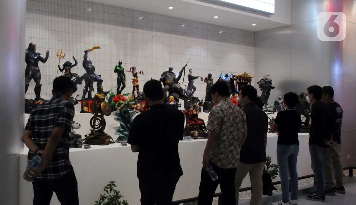 Sejumlah pengunjung berkumpul untuk melihat-lihat berbagai patung karakter superhero di Statue4Heroes Gallery. (merdeka.com/Imam Buhori)