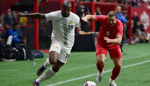 Gelandang Curacao, Gervane Kastaneer (kiri), berebut bola dengan gelandang Kanada, Samuel Piette, selama pertandingan Concacaf Nations League antara Kanada dan Curacao di stadion BC Place di Vancouver, British Columbia, Kanada, pada 9 Juni 2022. (Don MacKinnon/AFP)