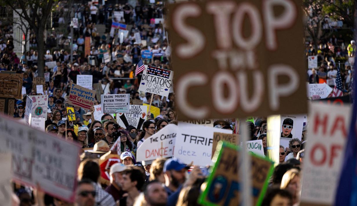 Pengunjuk rasa menentang kebijakan Presiden Donald Trump, mulai dari pemangkasan anggaran, pegawai pemerintah dan tarif perdagangan hingga pengikisan kebebasan sipil. (ETIENNE LAURENT/AFP)