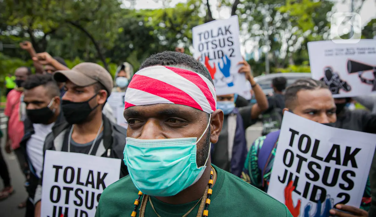 Massa yang tergabung dalam Ikatan Mahasiswa Papua menggelar unjuk rasa di depan Kementerian Dalam Negeri, Jakarta, Rabu (24/2/2021). Dalam aksinya mereka mengutuk tindakan elite politik Papua yang mengatasnamakan rakyat Papua untuk mendukung Otonomi Khusus (Otsus). (Liputan6.com/Faizal Fanani)
