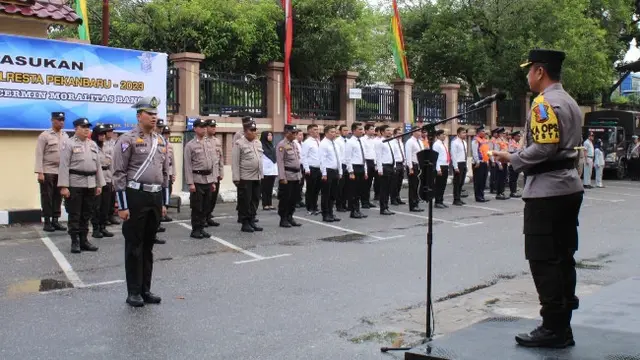 Kepala Polresta Pekanbaru Kombes Jefri Siagian memimpin apel dimulainya Operasi Patuh 2023.