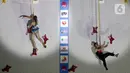 Atlet Panjat Tebing Putri China, Lijuan Deng (kanan) meluapkan kegembiraan usai menumbangkan Natalia Kalucka (Polandia) di Kejuaraan Panjat Tebing Dunia IFSC 2022 di Jakarta, Sabtu (24/9/2022). Lijuan Deng menempati posisi pertama dengan catatan waktu 6,66 detik usai di babak Final mengalahkan Natalia Kalucka. (Liputan6.com/Helmi Fithriansyah)