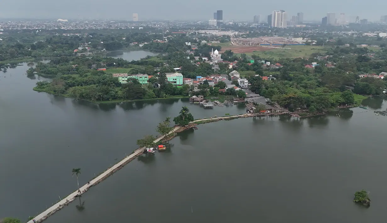 Selain tetap berperan sebagai pengendali banjir bagi kawasan sekitar, seperti Batuceper dan Cipondoh, area ini kini berkembang menjadi ruang terbuka yang dimanfaatkan warga untuk beraktivitas dan berwisata. Tampak foto udara memperlihatkan area Situ Cipondoh di Kota Tangerang, Banten, yang tetap berfungsi sebagai kawasan konservasi air sekaligus destinasi rekreasi warga, Rabu (14/4/2026). (merdeka.com/Arie Basuki)