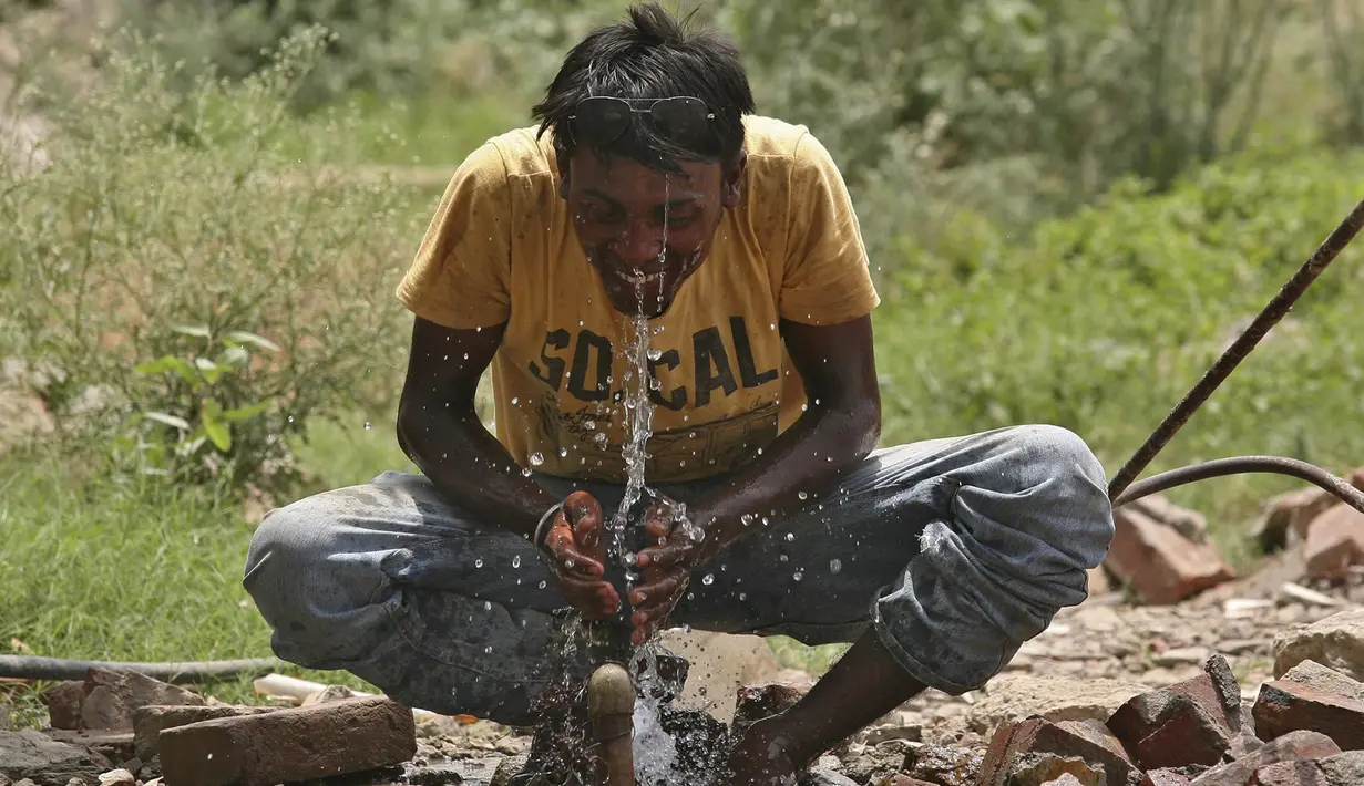 Seorang pekerja mencuci wajahnya di lokasi pembangunan kompleks komersial saat gelombang panas di Amritsar, India, (28/52015). Gelombang panas di India telah menewaskan sedikitnya 1.371 karena suhu meningkat di atas 47 Celcius. (REUTERS/Munish Sharma)