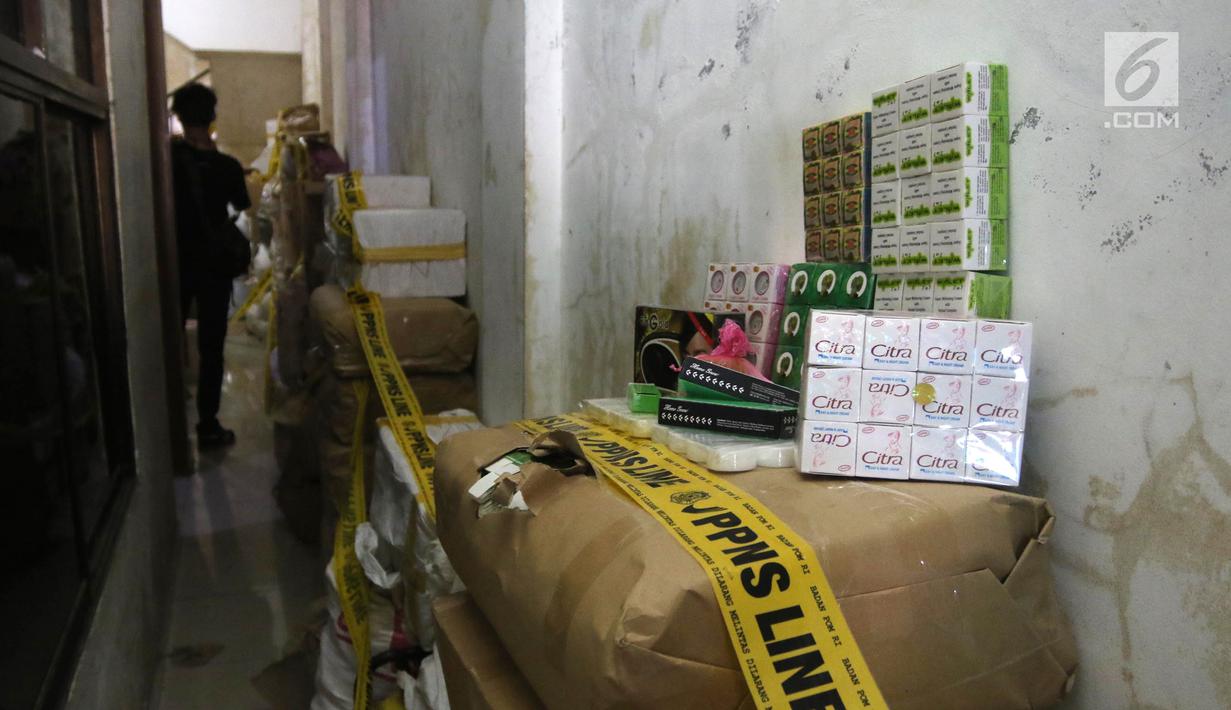 Barang bukti dalam penggerebekan pabrik kosmetik palsu di kawasan Tambora, Jakarta Barat, Selasa (15/5). (Liputan6.com/Arya Manggala)